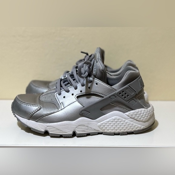 Nike Air Huarache Run SE Women's Running Shoes Size 7 Metallic Silver - Picture 3 of 10